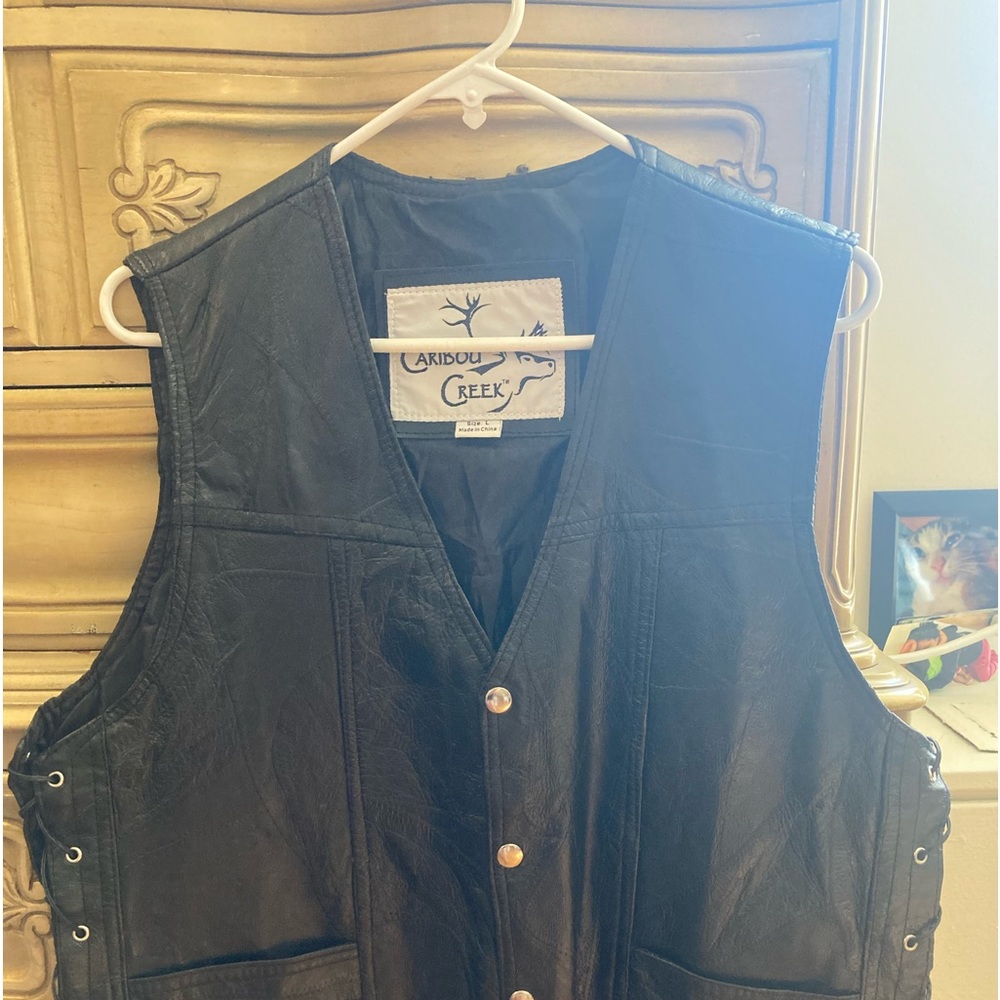 A black motorcycle vest leather size large, Company Caribou Creek.